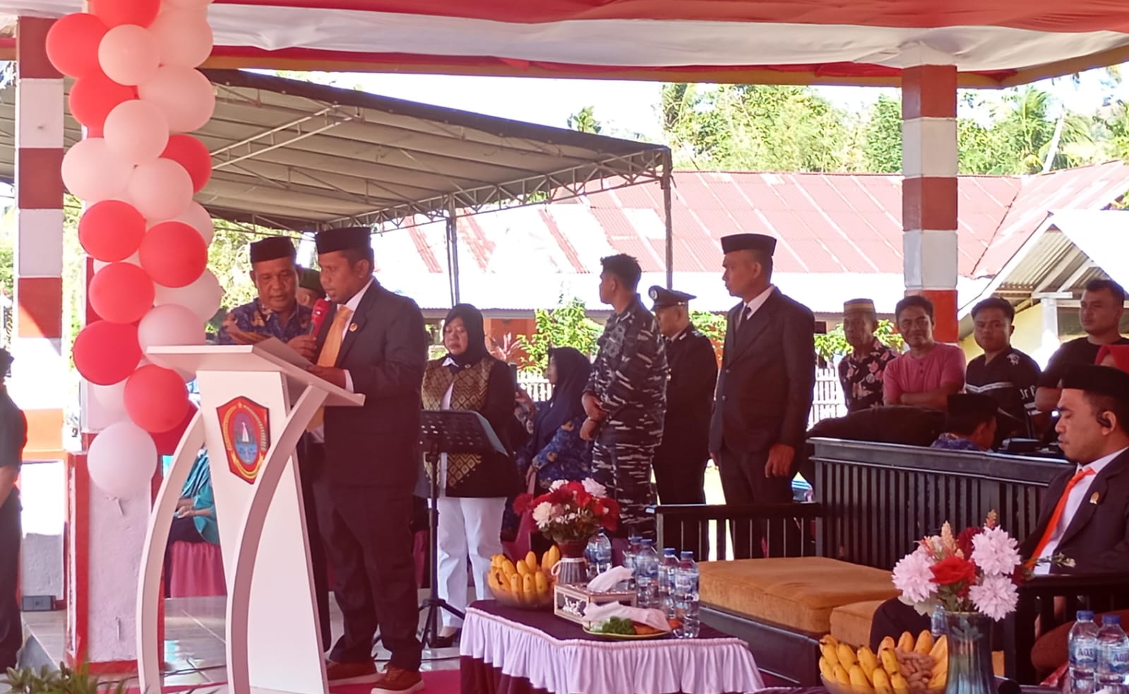 Anggota DPRD Gorontalo Utara, Lukum Diko saat membacakan teks proklamasi pada Upacara peringatan Hari Ulang Tahun (HUT) Kemerdekaan Republik Indonesia ke-80 di Kecamatan Anggrek. (Foto: GoTimes/Febri)