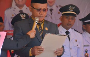 Ketua Komisi I DPRD Gorontalo Utara, Robinson Puluhulawa saat membacakan teks proklamasi. (Foto: Humas Kecamatan Gentuma)