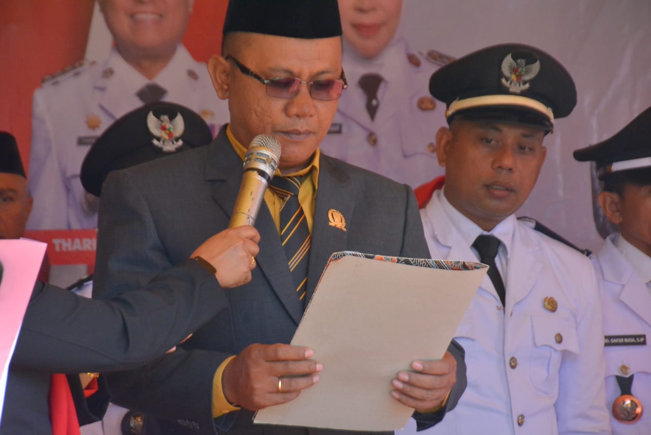 Ketua Komisi I DPRD Gorontalo Utara, Robinson Puluhulawa saat membacakan teks proklamasi. (Foto: Humas Kecamatan Gentuma)