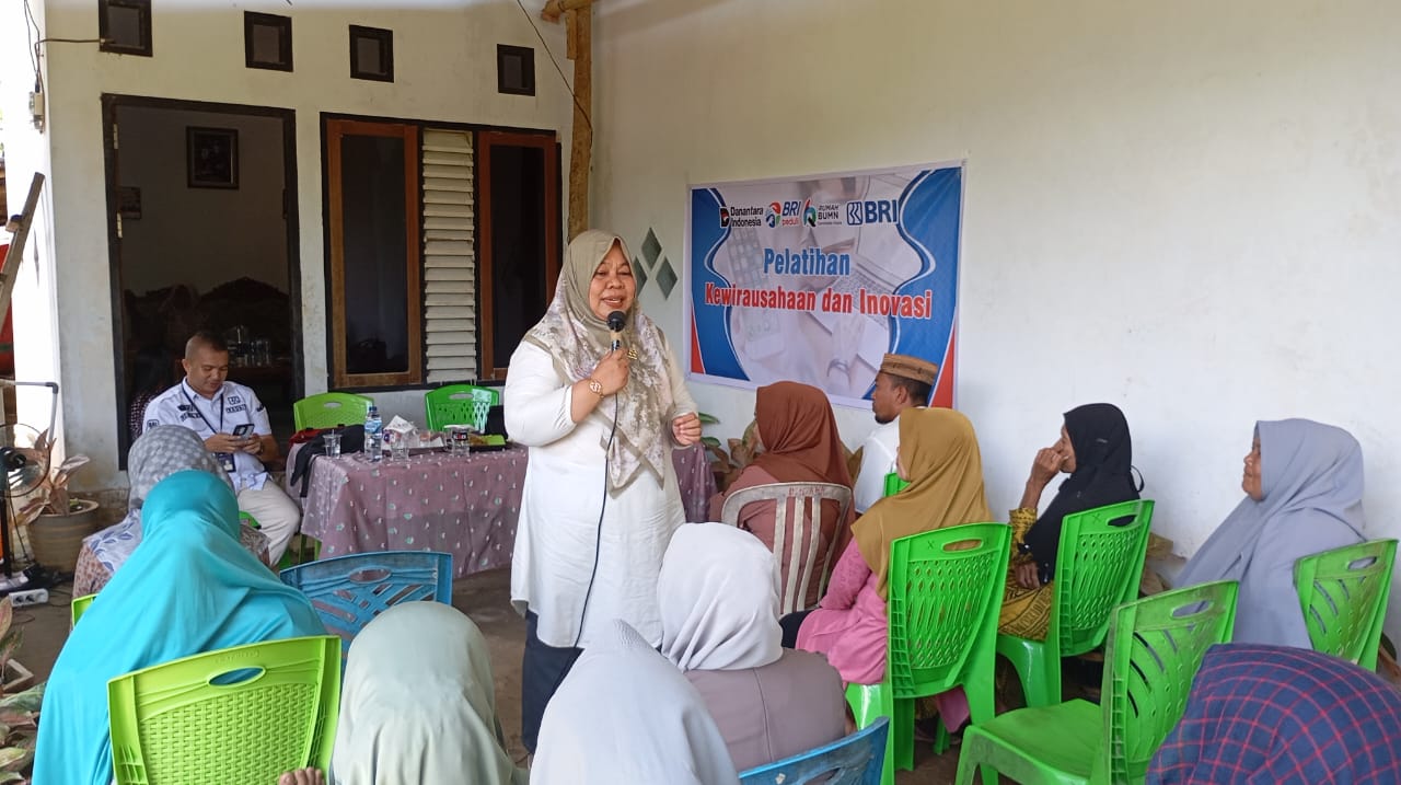 Fitri Husain saat memberikan materi dalam kegiatan pelatihan. (Foto: GoTimes/Febri)
