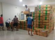 Muatan rokok yang akan dikembalikan oleh PSDKP tengah diangkut oleh buruh, Rabu (20/08/2025). (Foto: GoTimes/A.M Budiman)