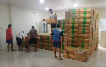 Muatan rokok yang akan dikembalikan oleh PSDKP tengah diangkut oleh buruh, Rabu (20/08/2025). (Foto: GoTimes/A.M Budiman)
