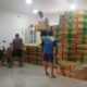 Muatan rokok yang akan dikembalikan oleh PSDKP tengah diangkut oleh buruh, Rabu (20/08/2025). (Foto: GoTimes/A.M Budiman)