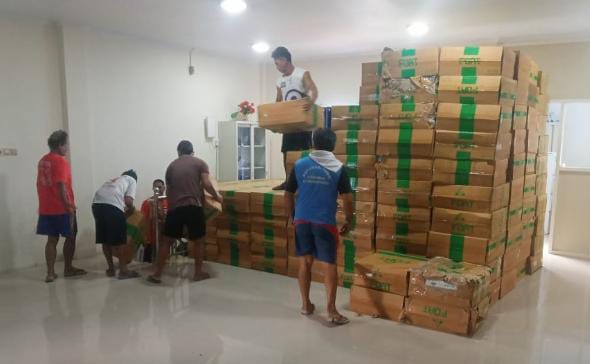 Muatan rokok yang akan dikembalikan oleh PSDKP tengah diangkut oleh buruh, Rabu (20/08/2025). (Foto: GoTimes/A.M Budiman)