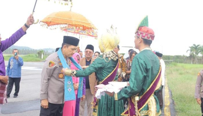 Tradisi Mopotilolo, Tanda Kehormatan Bagi Kapolda Gorontalo yang Baru