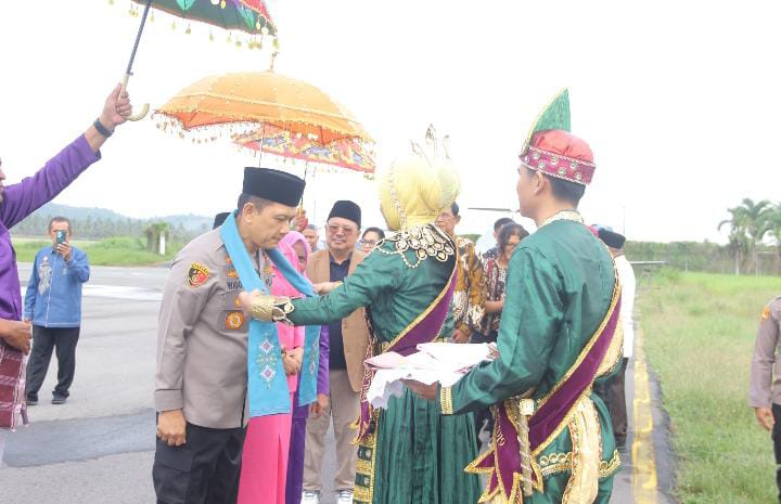 Tradisi Mopotilolo, Tanda Kehormatan Bagi Kapolda Gorontalo yang Baru. (Foto: Humas Polda Gorontalo)