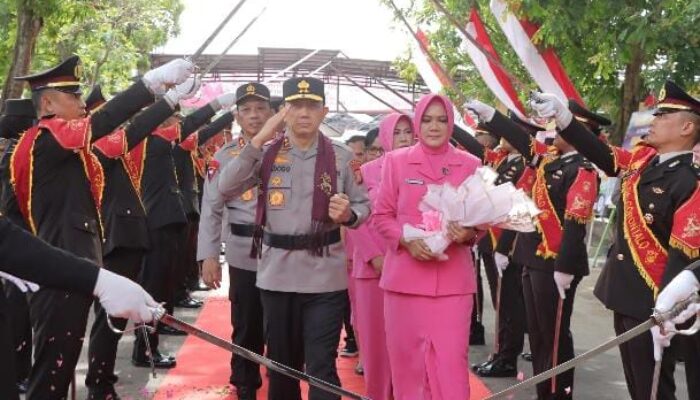 Tradisi Pedang Pora Iringi Kapolda Baru Masuki Mapolda