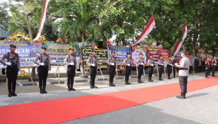 Jajar Kehormatan Sambut Awal Tugas Kapolda Gorontalo Irjen Pol. Widodo