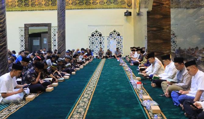 Kebersamaan Kapolda Gorontalo dan Anak Yatim Warnai Awal Tugas (Foto: Humas Polda Gorontalo)