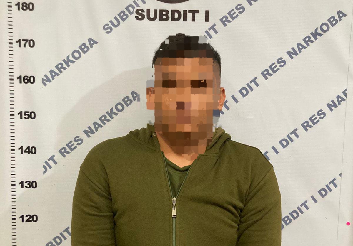 Salah satu terduga pengedar yang ditangkap Polda Sulut. (Foto: Humas Polda Sulut)