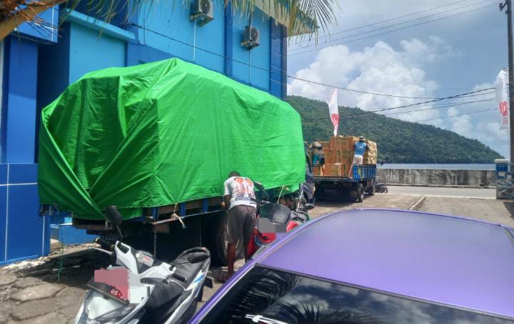 Truk bermuatan rokok Fort yang akan dikembalikan oleh PSDKP Tahuna ke kapal motor MJ. Moro Ami, beberapa waktu lalu. (Foto: AM Budiman)