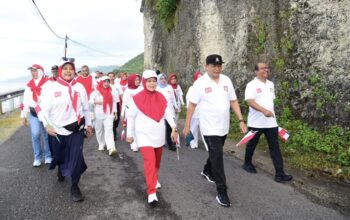 Gubernur Gorontalo Gusnar Ismail bersama Wagub Idah Syahidah Rusli Habibie dan Sekdaprov Sofian Ibrahim saat jalan sehat dari Pantai Kurenai menuju Wisata Hiu Paus Botubarani, Kabupaten Bone Bolango. (Foto : Mila)