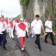 Gubernur Gorontalo Gusnar Ismail bersama Wagub Idah Syahidah Rusli Habibie dan Sekdaprov Sofian Ibrahim saat jalan sehat dari Pantai Kurenai menuju Wisata Hiu Paus Botubarani, Kabupaten Bone Bolango. (Foto : Mila)