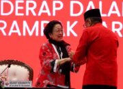 Momen Ketum PDIP Megawati Soekarnoputri menangis saat Hasto Kristiyanto menghadiri penutupan Kongres ke-6 PDIP di Bali. (dok. Monang Sinaga)