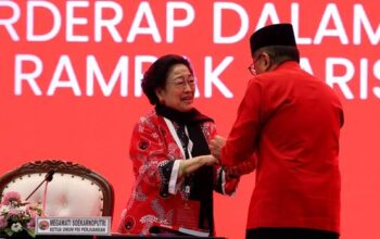 Momen Ketum PDIP Megawati Soekarnoputri menangis saat Hasto Kristiyanto menghadiri penutupan Kongres ke-6 PDIP di Bali. (dok. Monang Sinaga)