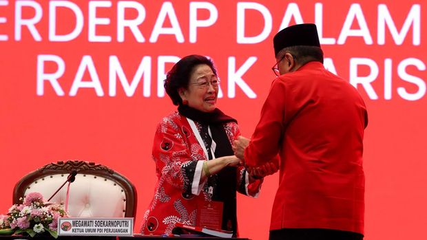 Momen Ketum PDIP Megawati Soekarnoputri menangis saat Hasto Kristiyanto menghadiri penutupan Kongres ke-6 PDIP di Bali. (dok. Monang Sinaga)