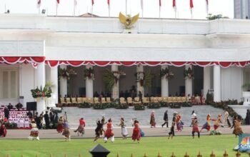 Musisi memainkan musik saat pembukaan upacara 17 Agustus di Istana Mereka, Jakarta, Sabtu (17/8/2024). (CNBC Indonesia/Tri Susilo)