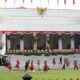 Musisi memainkan musik saat pembukaan upacara 17 Agustus di Istana Mereka, Jakarta, Sabtu (17/8/2024). (CNBC Indonesia/Tri Susilo)