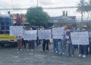 Aliansi Mahasiswa Kesehatan dan Masyarakat Geruduk BPJS Gorontalo, Desak Pencopotan Kepala Cabang. (Foto: GoTimes/Febri)
