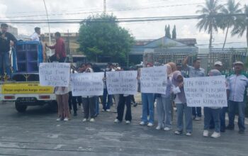 Aliansi Mahasiswa Kesehatan dan Masyarakat Geruduk BPJS Gorontalo, Desak Pencopotan Kepala Cabang. (Foto: GoTimes/Febri)