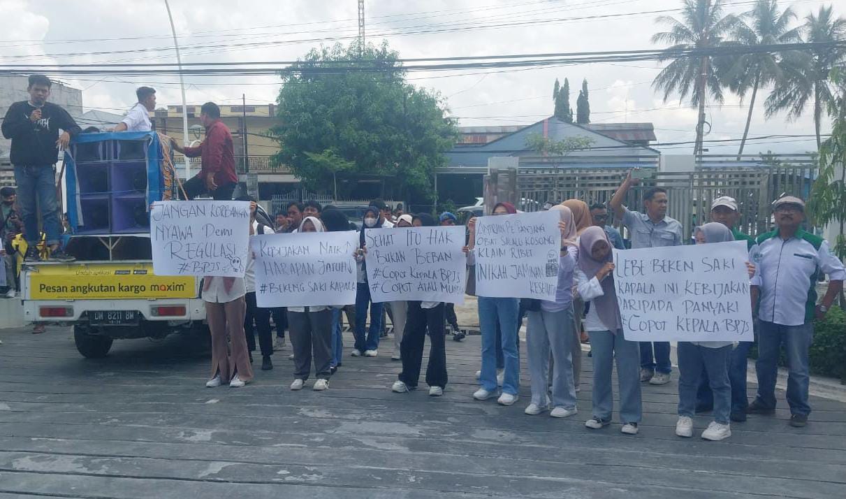 Aliansi Mahasiswa Kesehatan dan Masyarakat Geruduk BPJS Gorontalo, Desak Pencopotan Kepala Cabang. (Foto: GoTimes/Febri)