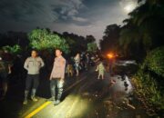Sinergi TNI–Polri dan Pemda Pohuwato Buka Akses Jalan Trans Taluditi yang Tertutup Longsor. (Foto: Humas Polres Pohuwato)