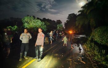 Sinergi TNI–Polri dan Pemda Pohuwato Buka Akses Jalan Trans Taluditi yang Tertutup Longsor. (Foto: Humas Polres Pohuwato)