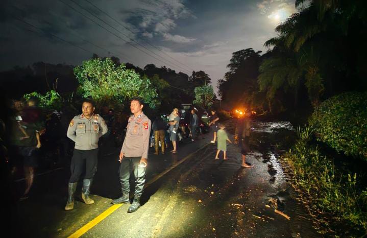 Sinergi TNI–Polri dan Pemda Pohuwato Buka Akses Jalan Trans Taluditi yang Tertutup Longsor. (Foto: Humas Polres Pohuwato)