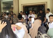 Sekertaris daerah didampingi Kepala Dinas Pendidikan Kabupaten Gorontalo Utara saat menerima aksi protes dari tenaga Honorer di halaman Kantor Bupati. (Foto: GoTimes/Febri)