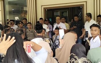 Sekertaris daerah didampingi Kepala Dinas Pendidikan Kabupaten Gorontalo Utara saat menerima aksi protes dari tenaga Honorer di halaman Kantor Bupati. (Foto: GoTimes/Febri)