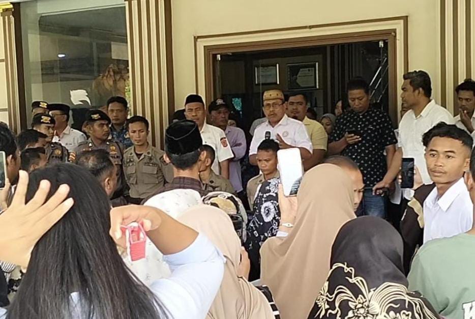 Sekertaris daerah didampingi Kepala Dinas Pendidikan Kabupaten Gorontalo Utara saat menerima aksi protes dari tenaga Honorer di halaman Kantor Bupati. (Foto: GoTimes/Febri)