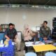 Wakil Gubernur Gorontalo Idah Syahidah Rusli Habibie saat berkunjung dan melihat langsung produk produk dari olahan sampah plastik yang diolah Komunitas Tanggidaa Grup di Bank Sampah di Kelurahan Dulomo Selatan, Kota Gorontalo, Kamis (19/9/2025). Foto – Fadly Diskominfotik.
