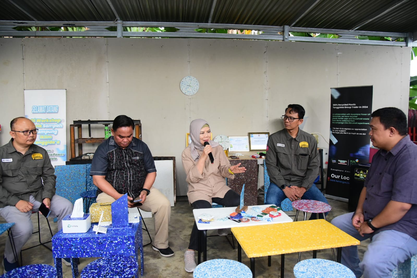 Wakil Gubernur Gorontalo Idah Syahidah Rusli Habibie saat berkunjung dan melihat langsung produk produk dari olahan sampah plastik yang diolah Komunitas Tanggidaa Grup di Bank Sampah di Kelurahan Dulomo Selatan, Kota Gorontalo, Kamis (19/9/2025). Foto – Fadly Diskominfotik.