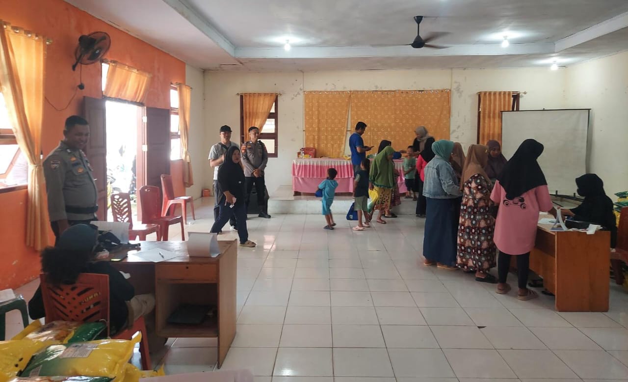 Ratusan Warga Pohuwato Serbu Pasar Murah Polda Gorontalo, KNPI, dan PT. Pani Gold Project 1 Ratusan Warga Pohuwato Serbu Pasar Murah Polda Gorontalo, KNPI, dan PT. Pani Gold Project. (Foto: Humas Polres Pohuwato)