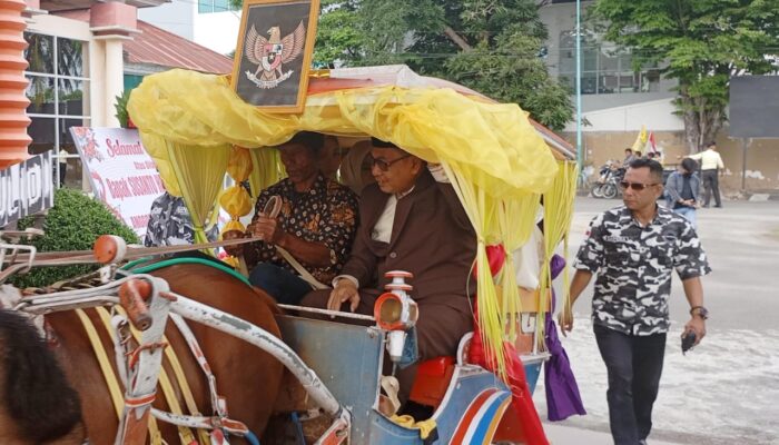 Unik, Susanto Hairun Liputo Datang ke Gedung Parlemen Kota Gorontalo Naik Bendi untuk Dilantik