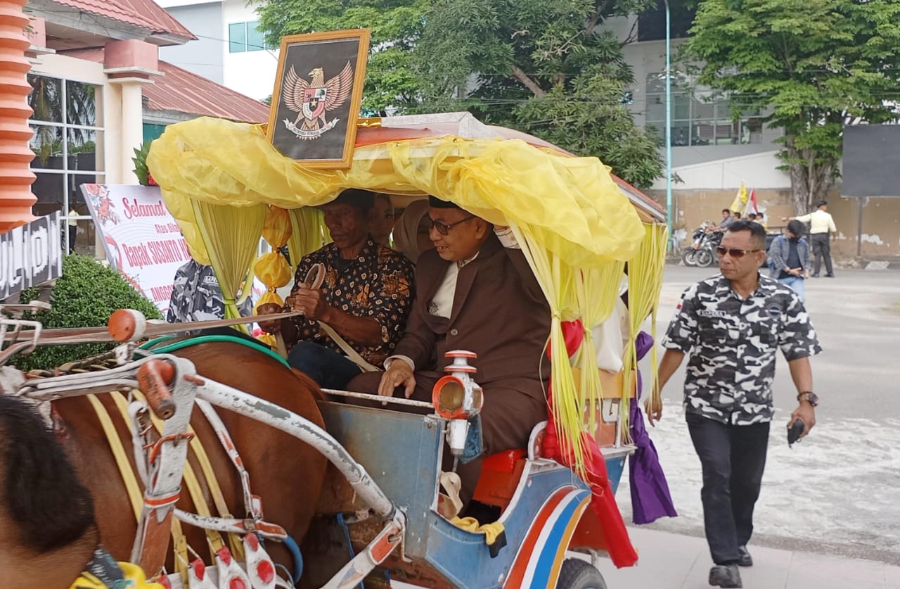 Unik, Susanto Hairun Liputo Datang ke Gedung Parlemen Kota Gorontalo Naik Bendi untuk Dilantik 1 Susanto Hairun Liputo Datang ke DPRD Kota Gorontalo Naik Bendi. (Foto: GoTimes/Febri)