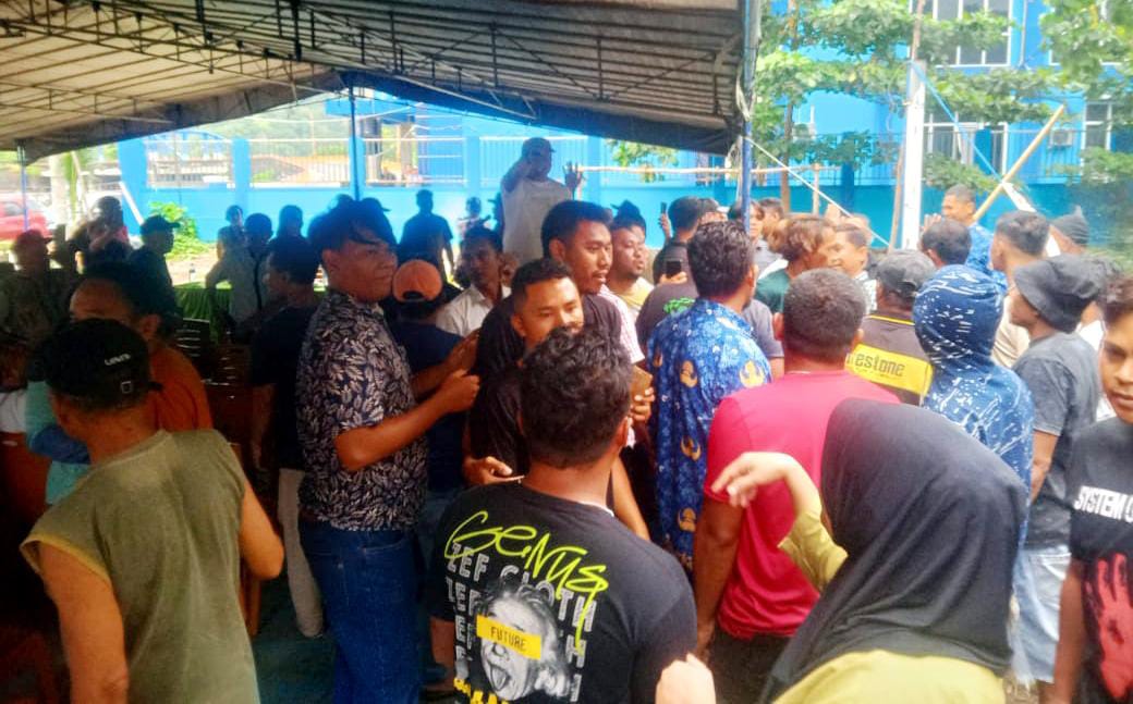 Suasana sosialisasi pembangunan rumah singgah di Kelurahan Tidore Kecamatan Tahuna Timur, Sangihe yang berakhir ricuh, Selasa (23/09/2025). (Foto: AM. Budiman) 