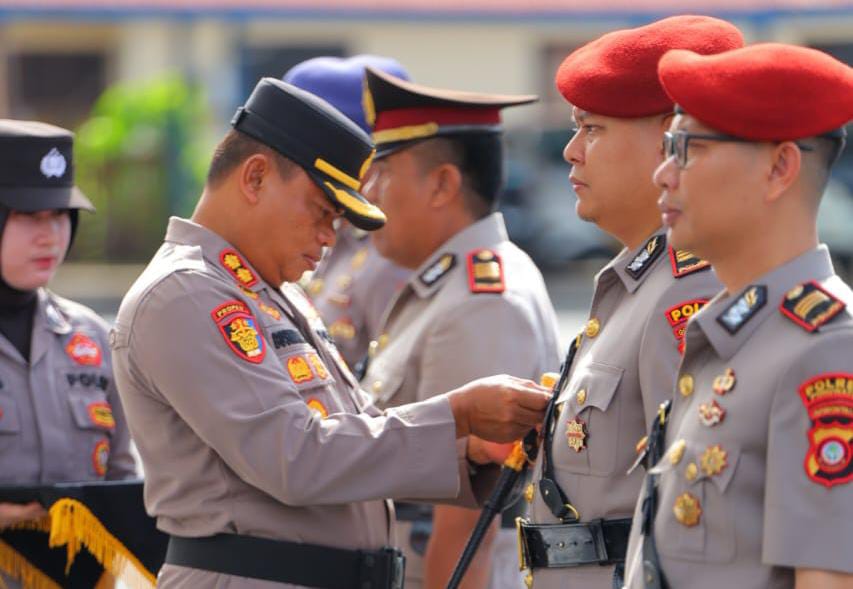 Polres Pohuwato Laksanakan Sertijab Kasat Polairud dan Kasat Reskrim 1 Polres Pohuwato Laksanakan Sertijab Kasat Polairud dan Kasat Reskrim. (Foto: Humas Polres Pohuwato)