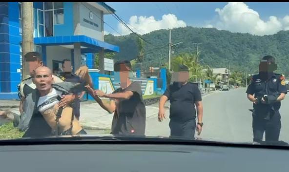 Seorang Wartawan Diduga Mengalami Penganiayaan di Kantor PSDKP Tahuna 1 Mike Towira, wartawan TikamPost saat dihadang dan hendak dibawa paksa masuk kantor PSDKP Tahuna, Kamis (25/09/2025). (Foto: Ist)