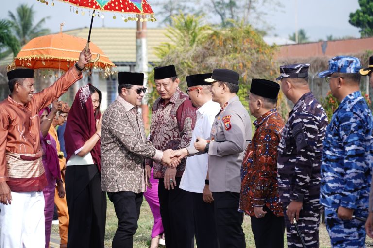 Kapolda Gorontalo Hadir dalam Penjemputan Menparekraf Bersama Gubernur dan Forkopimda 1 Kapolda Gorontalo Hadir dalam Penjemputan Menparekraf Bersama Gubernur dan Forkopimda. (Foto: Humas Polda Gorontalo)