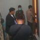 Sejumlah petugas yang berada di depan kamar kos korban, sementara petugas lainnya berada di dalam kamar melakukan olah TKP, Sabtu (27/09/2025). (Foto: AM. Budiman) 