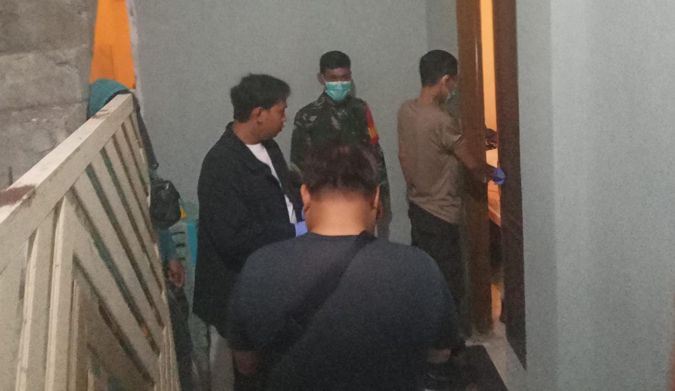 Sejumlah petugas yang berada di depan kamar kos korban, sementara petugas lainnya berada di dalam kamar melakukan olah TKP, Sabtu (27/09/2025). (Foto: AM. Budiman) 