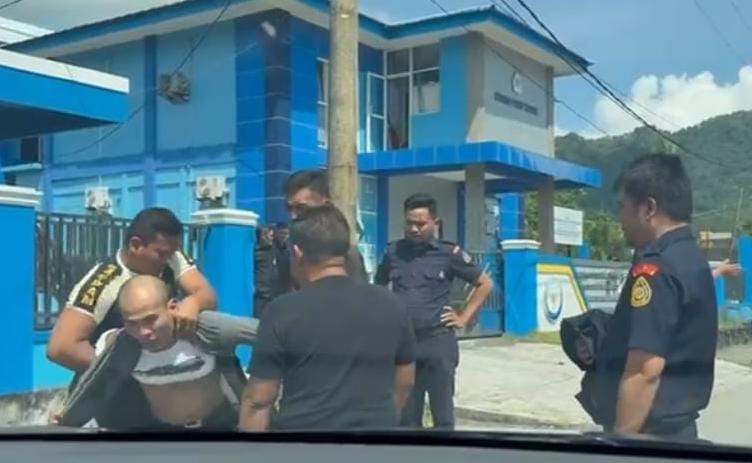 Mike Towira, wartawan TikamPost saat dihadang dan hendak dibawa paksa masuk kantor PSDKP Tahuna, Kamis (25/09/2025). (Foto: Ist)