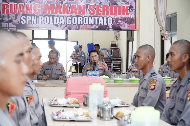 Kapolda Gorontalo Makan Siang Bersama Siswa SPN, Beri Motivasi dan Arahan 1 Kapolda Gorontalo Makan Siang Bersama Siswa SPN, Beri Motivasi dan Arahan. (Foto: Humas Polda Gorontalo)