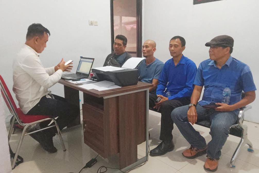 Wartawan Mike Towira saat melapor di SPKT Polres Sangihe, Senin (29/09/2025) yang turut didampingi ketua dan pengurus PPWI Kabupaten Sangihe. (Foto: AM. Budiman)