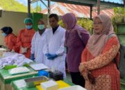 Tim dari Kemenkes menyaksikan proses pembedahan spesimen tikus di Puskesmas Pilolodaa Kecamatan Kota Barat Kota Gorontalo. (foto Nangsih)