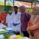 Tim dari Kemenkes menyaksikan proses pembedahan spesimen tikus di Puskesmas Pilolodaa Kecamatan Kota Barat Kota Gorontalo. (foto Nangsih)