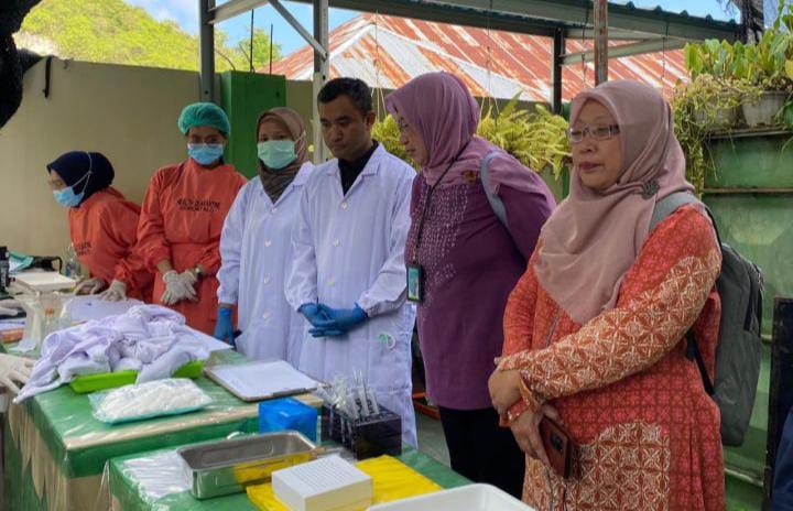 Tim dari Kemenkes menyaksikan proses pembedahan spesimen tikus di Puskesmas Pilolodaa Kecamatan Kota Barat Kota Gorontalo. (foto Nangsih)