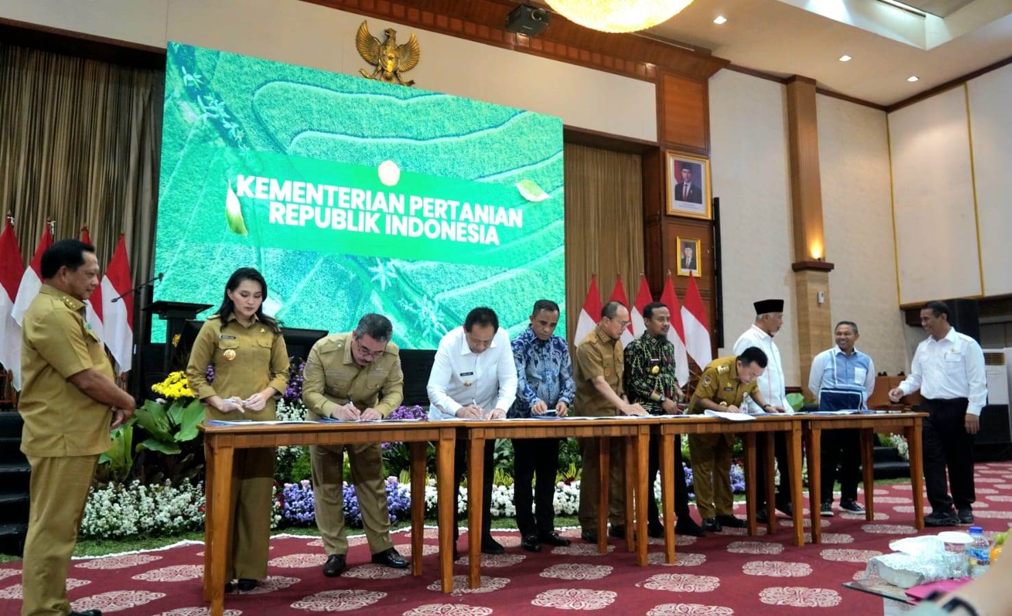 Gubernur Gusnar Ismail (keempat kiri) menandatangani kesepakatan kesanggupan pelaksaan ABT untuk Program Hilirisasi Komoditas Prioritas Perkebunan di Jakarta, Senin (22/9/2025). (Foto : Istimewa)