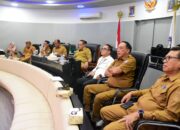 Gubernur Gorontalo Gusnar Ismail saat mengikuti rapat bersama Menteri Dalam Negeri di Ruang Oval, Gubernuran, Selasa (2/9/2025). (Foto : Bahrian)